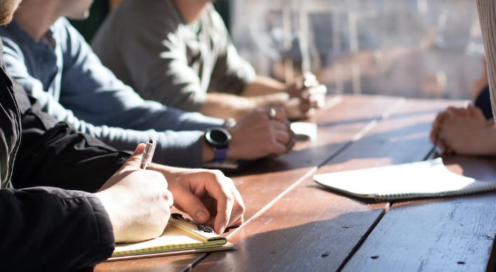 회사-내-회의-사진