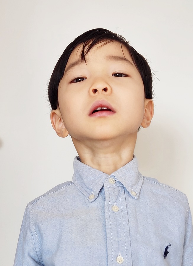 정면을 보게하기위해 핸드폰을 옮기면 바로 영상을따라 고개를 들어버리는 쿠웅이