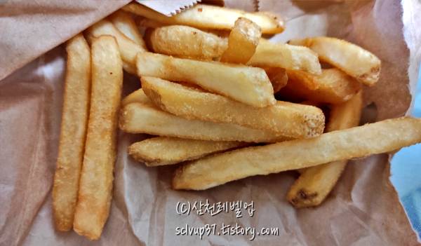 뉴욕버거의 빅후렌치후라이 감자튀김