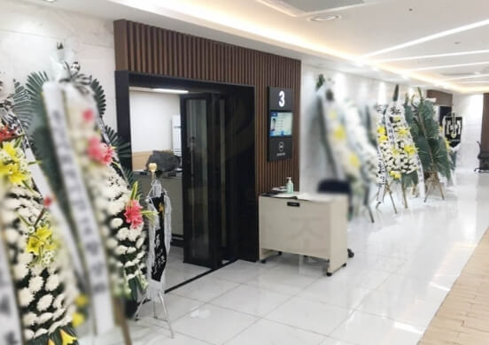 혼자 장례식장에 가는 꿈은 재물운 상승을 의미합니다.