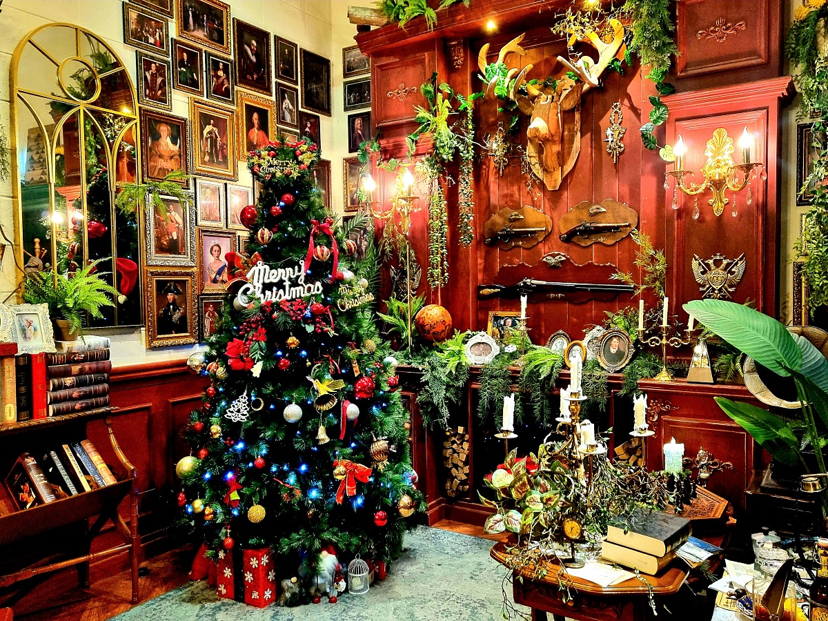 당산 맨홀커피 본점: 영국 가정 모티브&amp;#44; 아늑한 서울 크리스마스 트리 카페