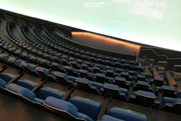 2026년 우주 영화 관람을 위한 1.43대 1 비율의 IMAX GT 레이저 상영관 내부 전경