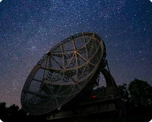 전파망원경의 접시 안테나가 우주에서 오는 신호 관측하는 장면