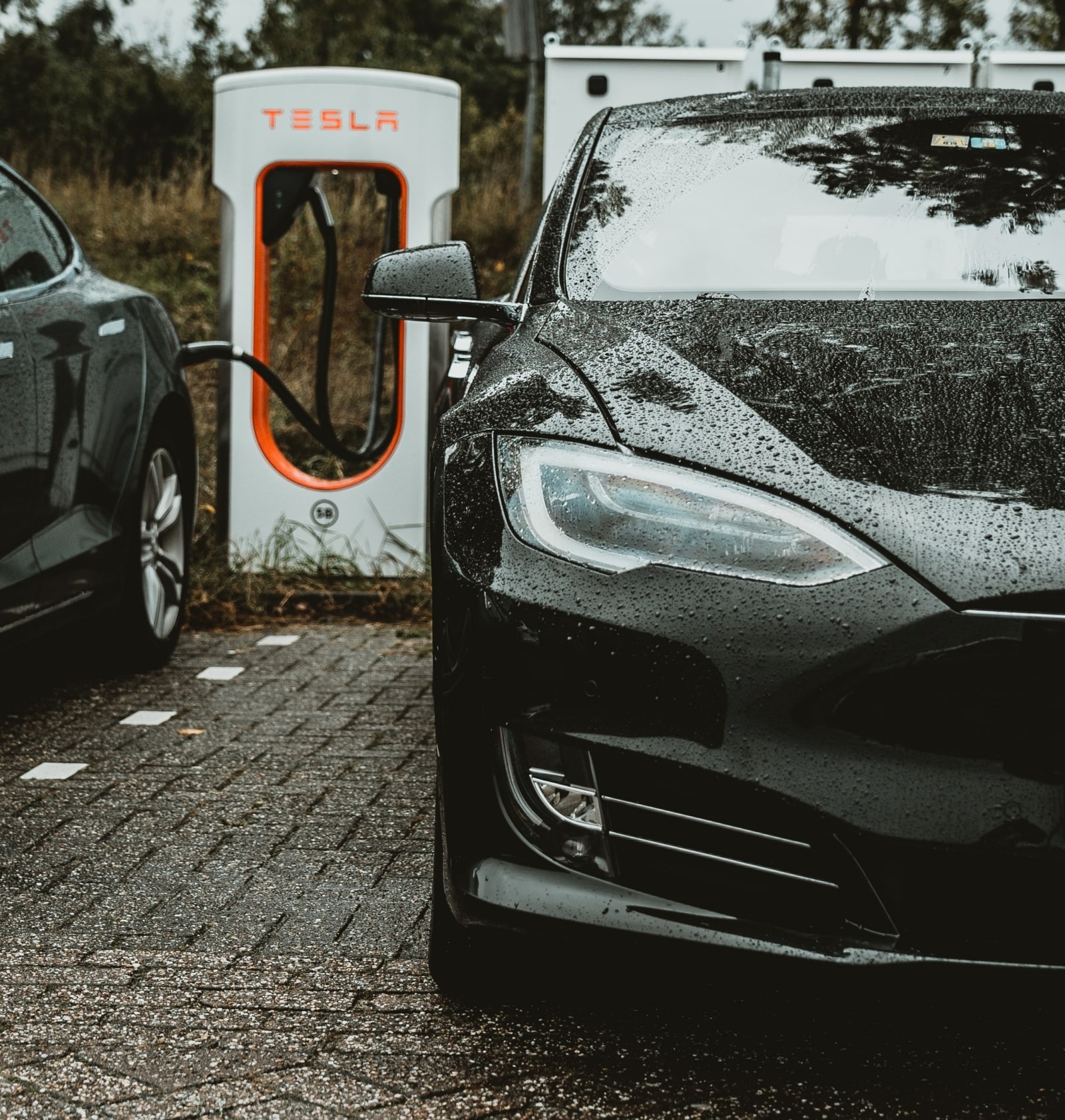 테슬라 슈퍼차저에 연결해 배터리를 채우는 모습입니다. (출처 : Unsplash)