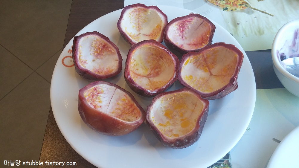 패션후르츠 속은 다 먹고 껌질만 7개가 접시위에 남아있다.