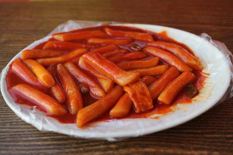 서울: 포장마차의 대표주자, 떡볶이와 순대의 밤