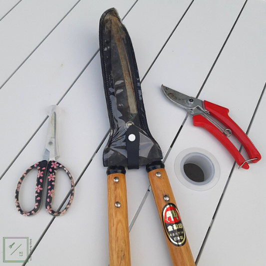 전지가위 3종이 테이블 위에 놓여 있습니다.