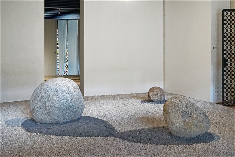 L'exposition Dansaekhwa (Biennale de Venise 2015)
Oeuvre de Lee Ufan dans l'exposition Dansaekhwa
dans le palais Contarini-Polignac
Organisateur : La "Boghossian Foundation"