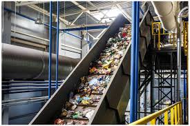 엔지니어가 첨단 재활용 기술로 플라스틱 폐기물을 처리하는 방법