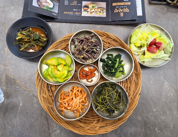 맥선생 보리밥집, 자리에 앉으면 나오는 기본 반찬