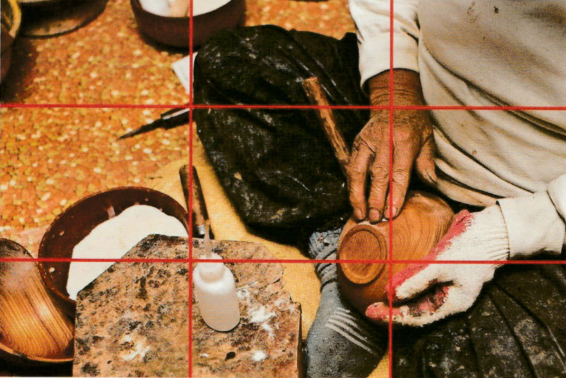 장인의 손과 그릇을 효과적으로 보여주기 위한 3분할 격자점 구도의 사진