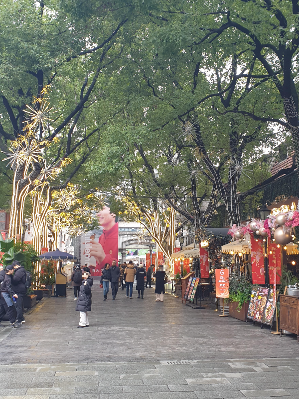 낯부터 켜진 조명 가득한 거리.