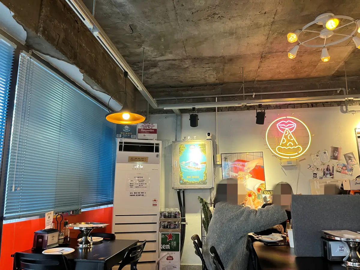 존앤진피자펍-신풍점-내부