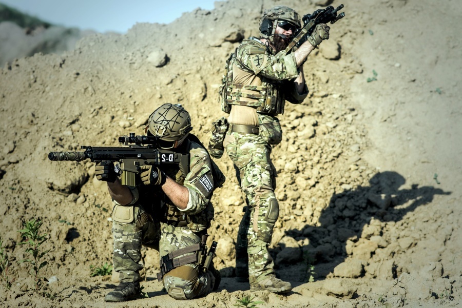 총을 겨누고 있는 군인 두명