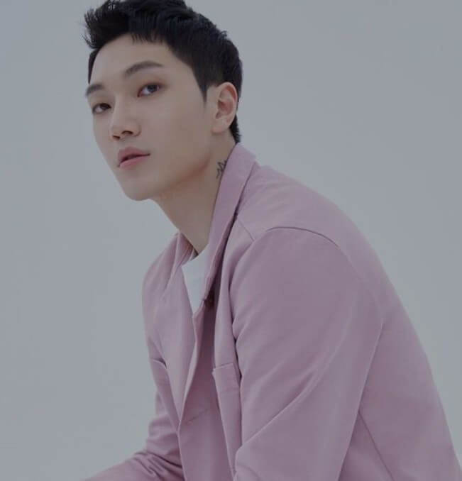 김필의 옆모습 사진 