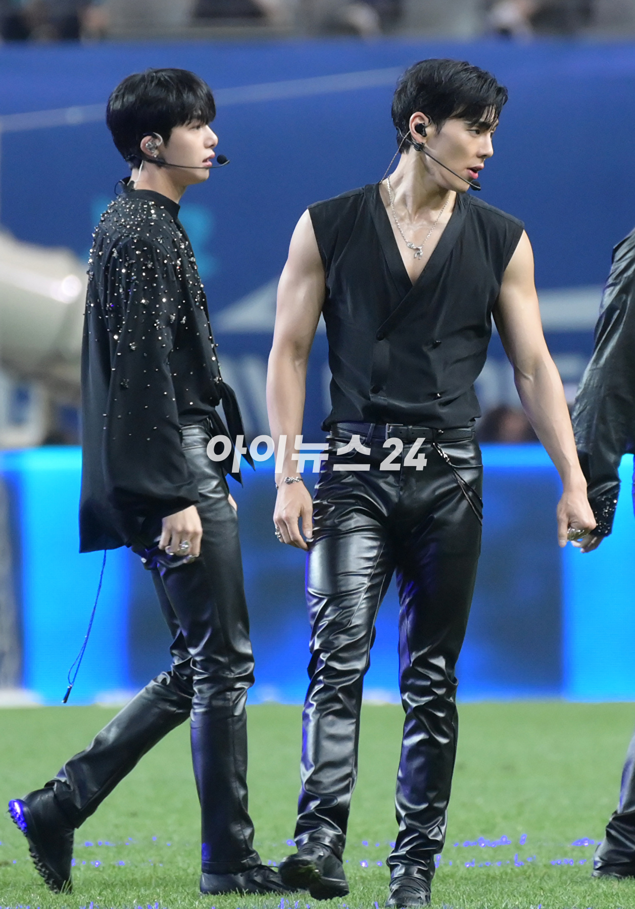 27일 서울 마포구 서울월드컵경기장에서 열린 쿠팡플레이 시리즈 1차전 팀 K리그와 아틀레티코 마드리드의 경기에서 몬스타엑스 유닛 셔누X형원이 멋진 무대를 선보이고 있다. [사진=정소희 기자]