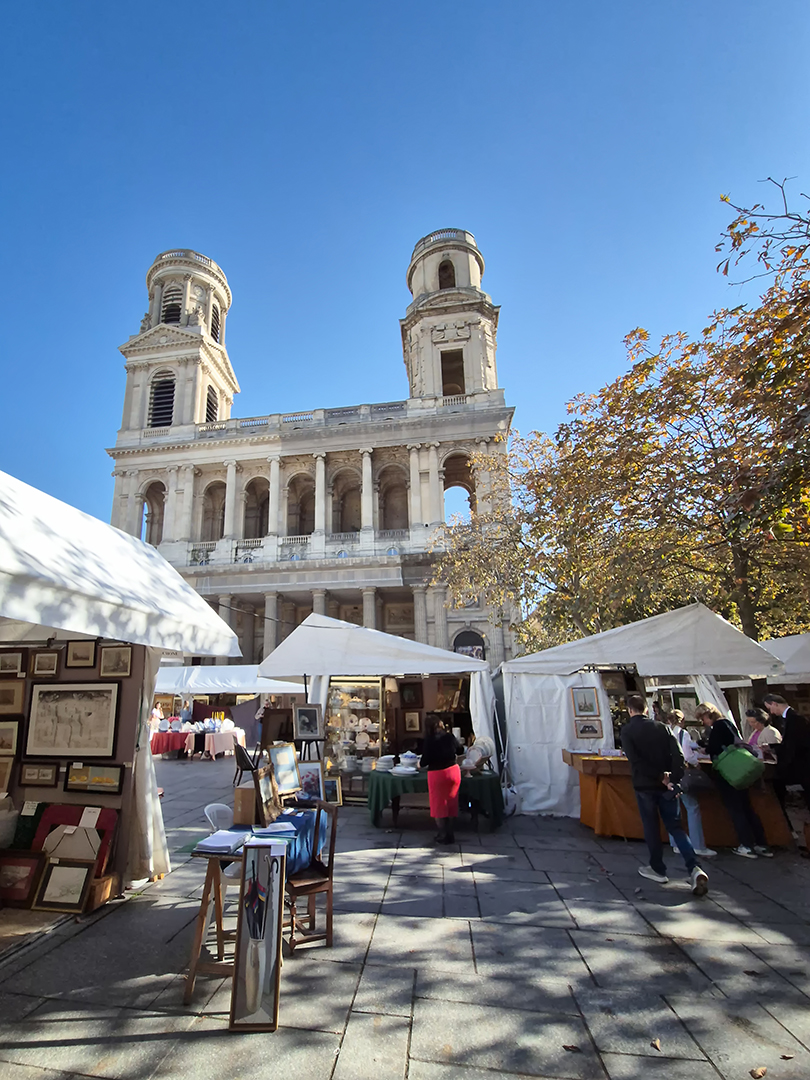 프랑스 파리 생 쉴피스 성당 (Eglise Saint Sulpice) 앞 광장에 열린 앤티크 중고 벼룩시장 무료이미지