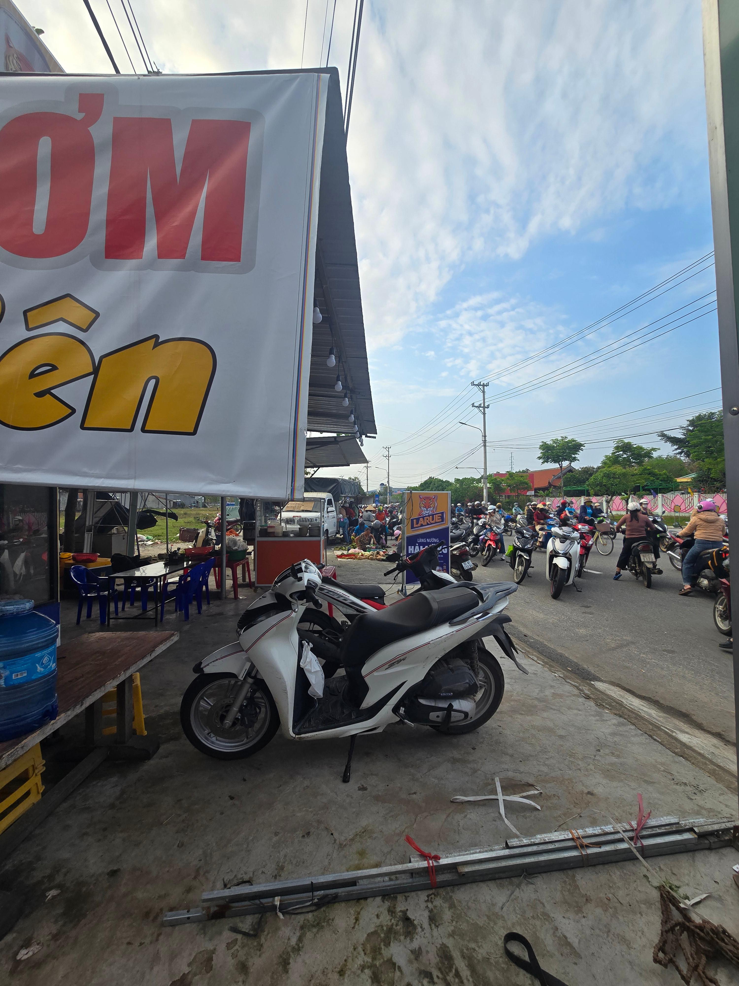 베트남 공단 앞 로컬 식당과 오토바이가 모인 퇴근 풍경