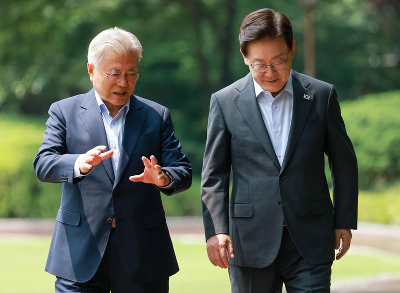 李&middot;文 가짜뉴스: 이재명 대통령 문재인 전 대통령 상춘재 회동 "멸칭 가짜뉴스 근절" 민주진영 단합과 외연 확장 전략 분석