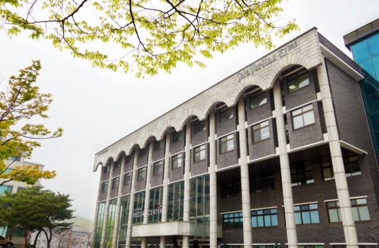 대학생 부모님이 모르면 손해보는 2025 학비 지원 제도에 관한 사진자료