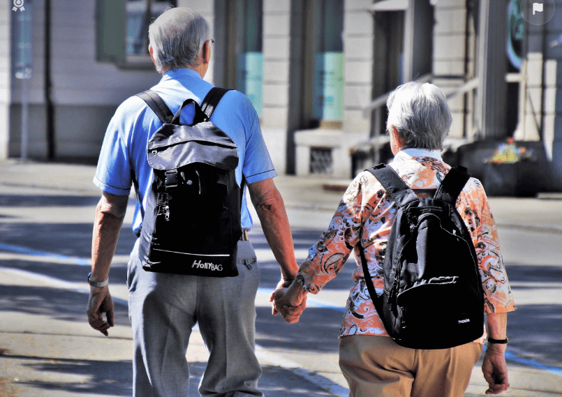 노년의 여행 이미지