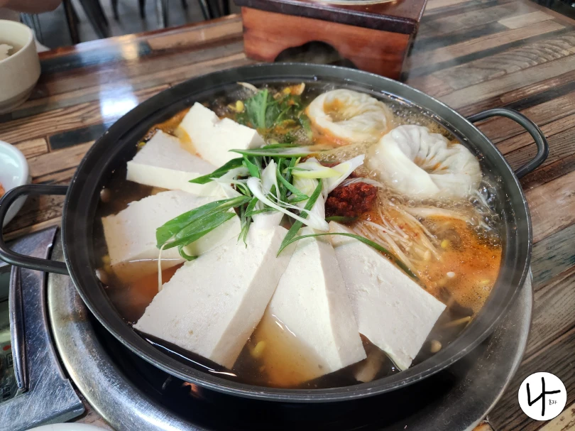 두부와-각종-버섯-야채가-있는-두부-전골