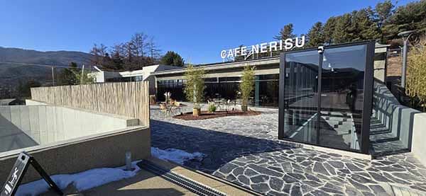 햇살 좋은 옥외 테라스