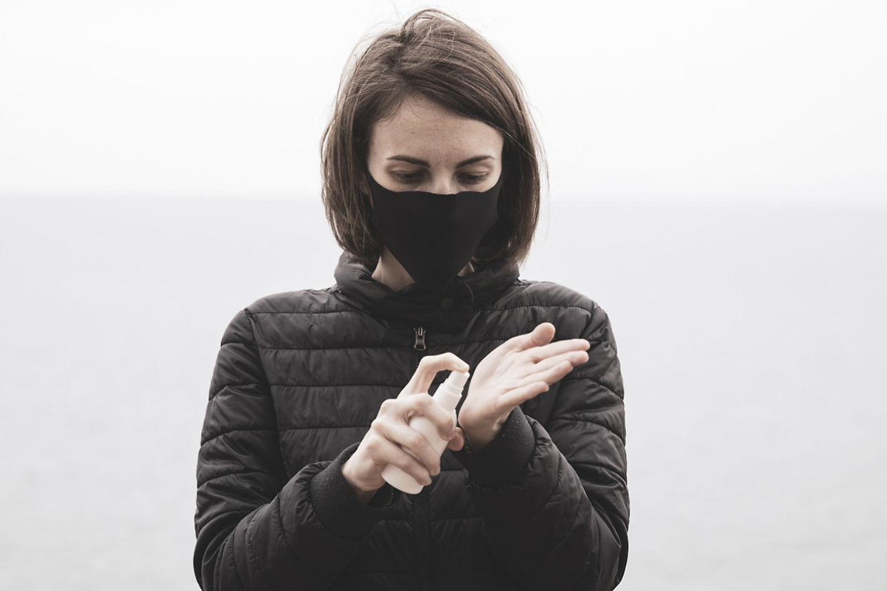 감염병 예방을 위해 마스크를 착용하고 손 소독을 하는 모습