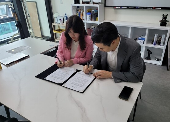 재무 상담사와 대화하는 모습