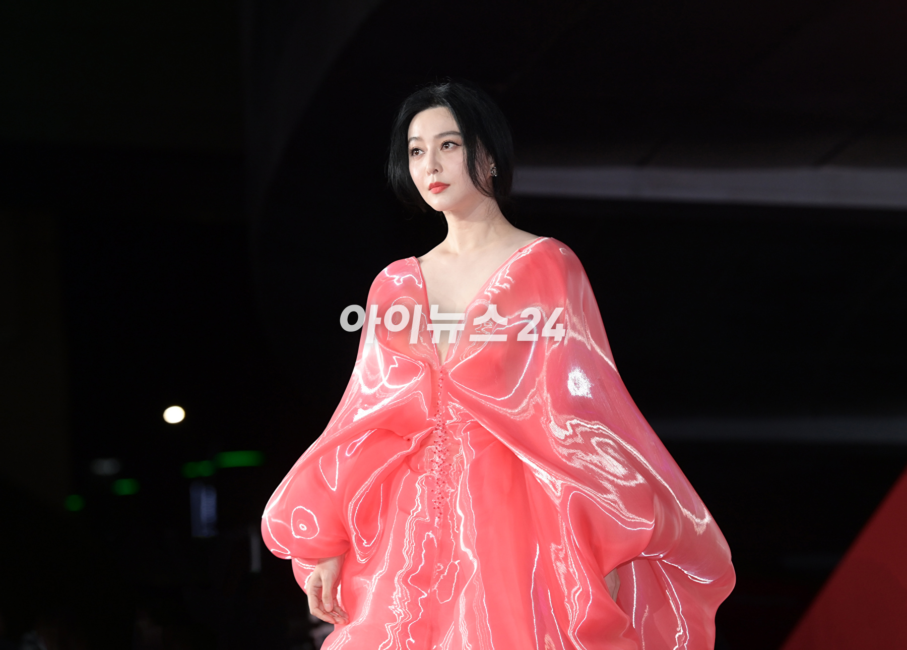 '신비로운 오간자 드레스' 중국 배우 판빙빙이 4일 부산 해운대구 영화의전당에서 진행된 제28회 부산국제영화제(BIFF) 개막식에 참석해 레드카펫을 밟고 있다. [사진=정소희 기자]