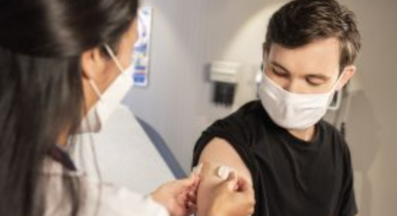 감기 걸렸을때 주사 맞는 모습