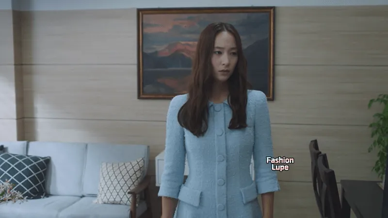 심각한 표정을 짓고 있는 여자