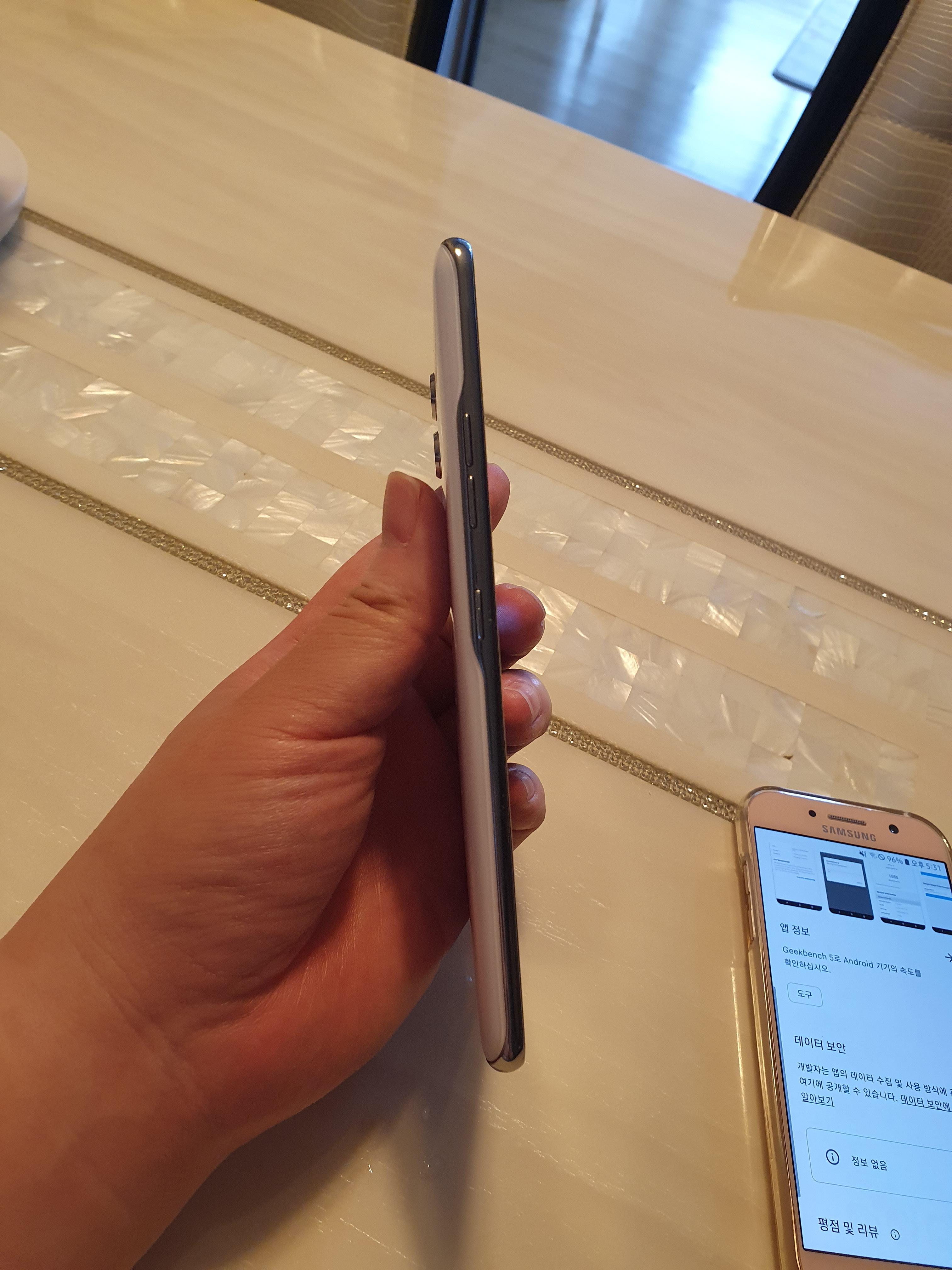 엘지 Q92 스마트폰 측면2