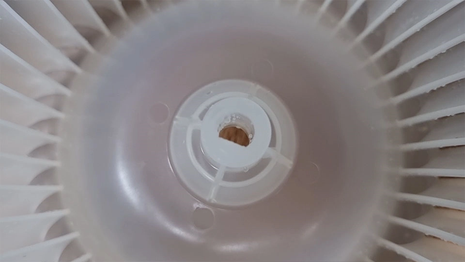 환풍기 날개 끼우는 구멍