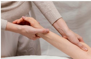 림프 부종 환자에게 마사지 요법을 시행하고 있다.