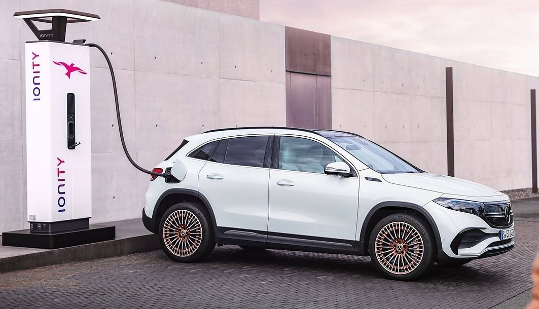 이 사진은 벤츠 EQA의 충전 모습 사진입니다