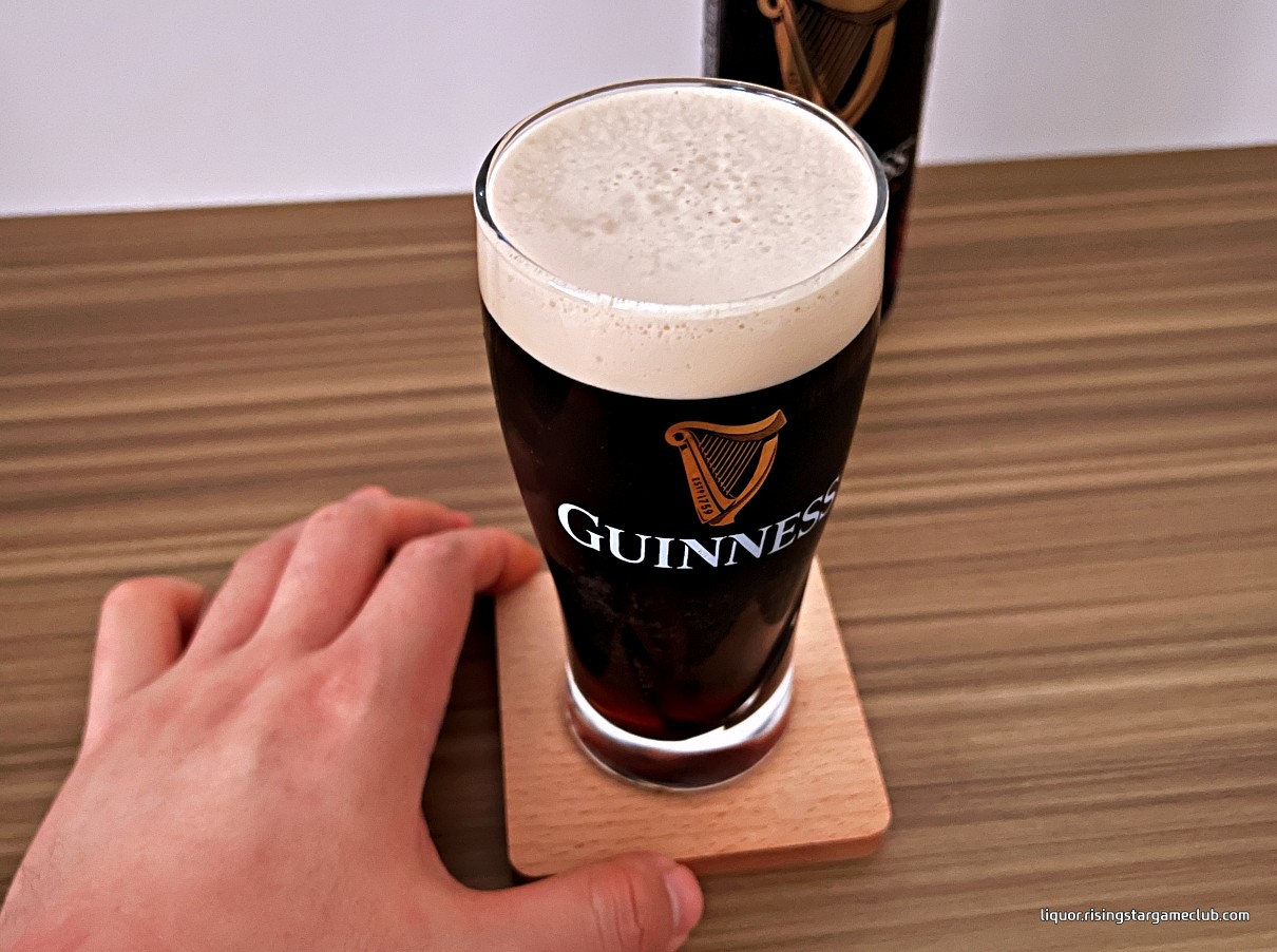 기네스 드레프트(GUINNESS Draught)를 한잔 즐기는 사진