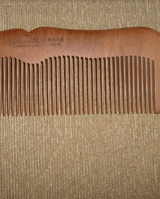 나무 빗의 모습