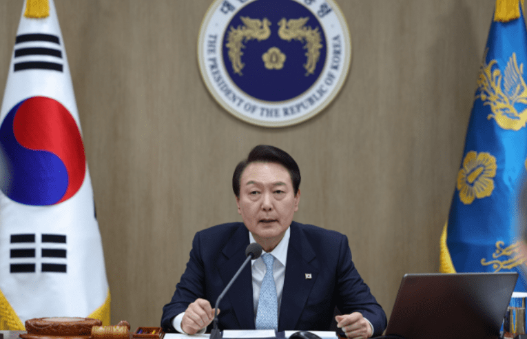 업무개시명령을-심의하고-있는-윤석열-대통령