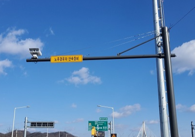 도로 위 설치된 노후경유차 배출가스 단속 장비, 번호판 인식과 배출가스 규제 적용 장치