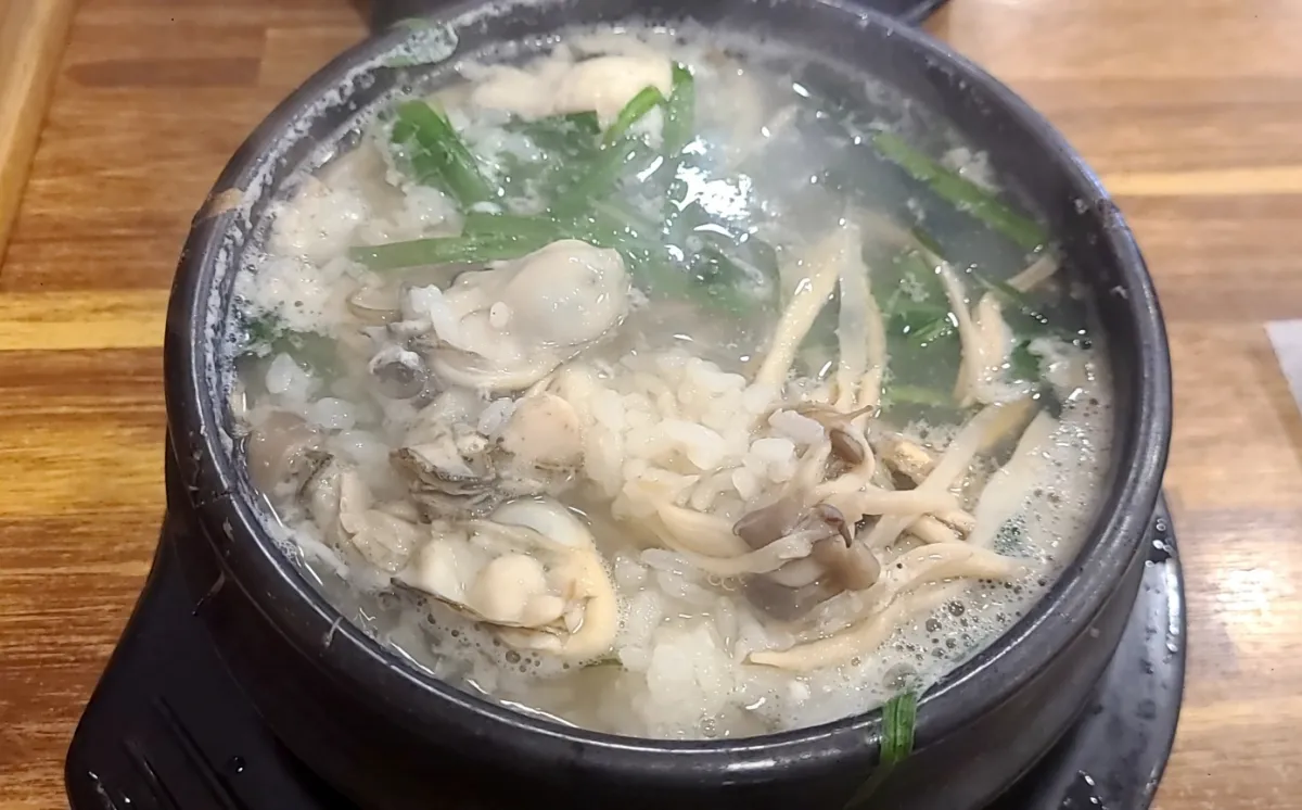 뚝배기안에-뜨거운-굴국밥