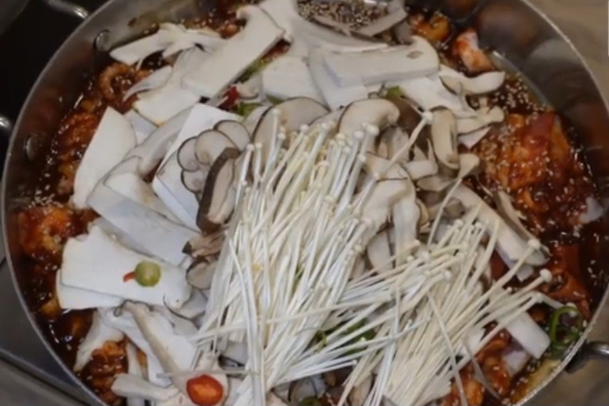 경주 외바우 안강본점 버섯 불삼겹 철판볶음