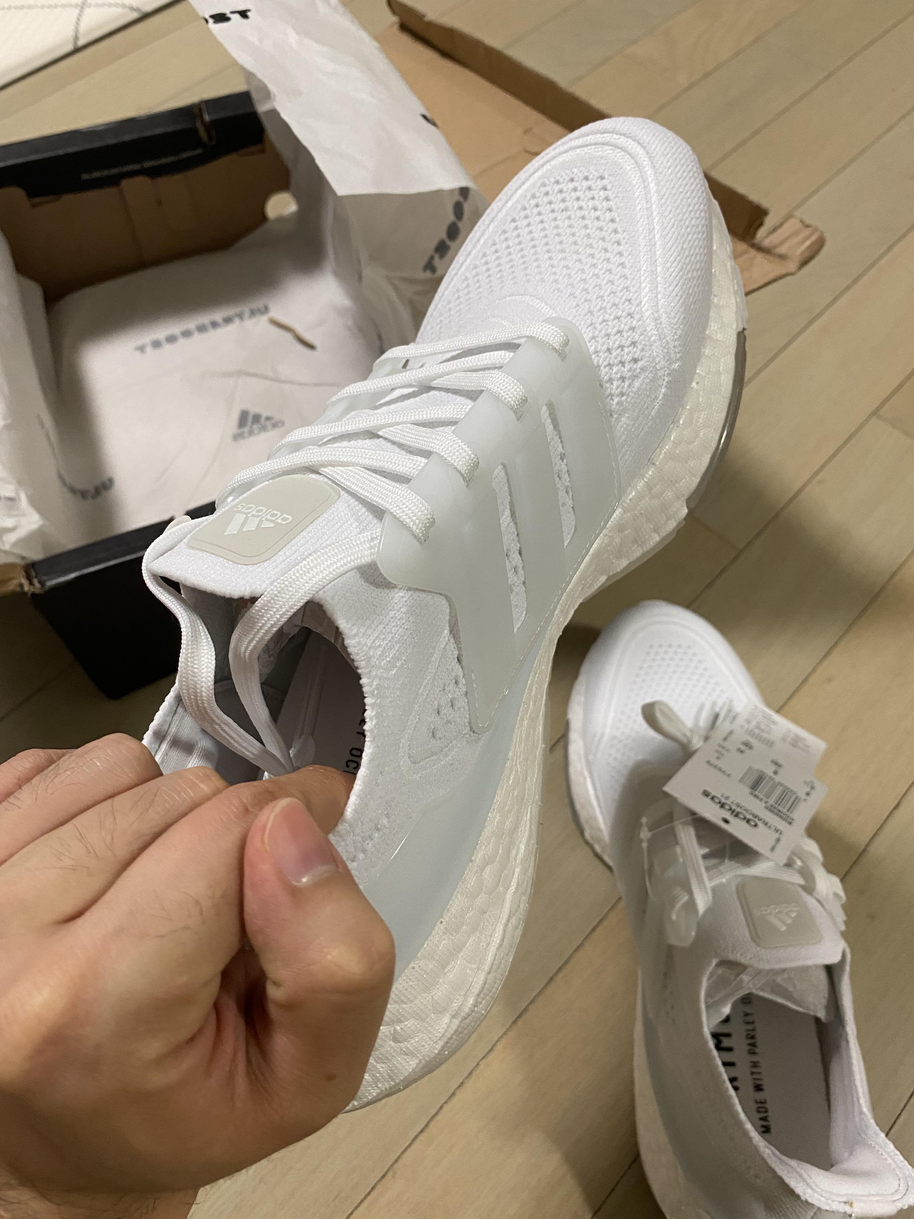 운동화 들고 사진