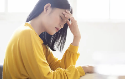 머리가 아픈 여성