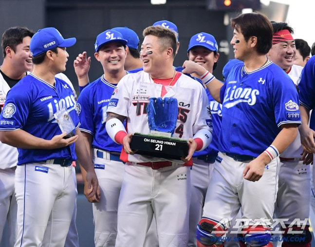 삼성 선수들에 둘러 쌓인 기아 최형우