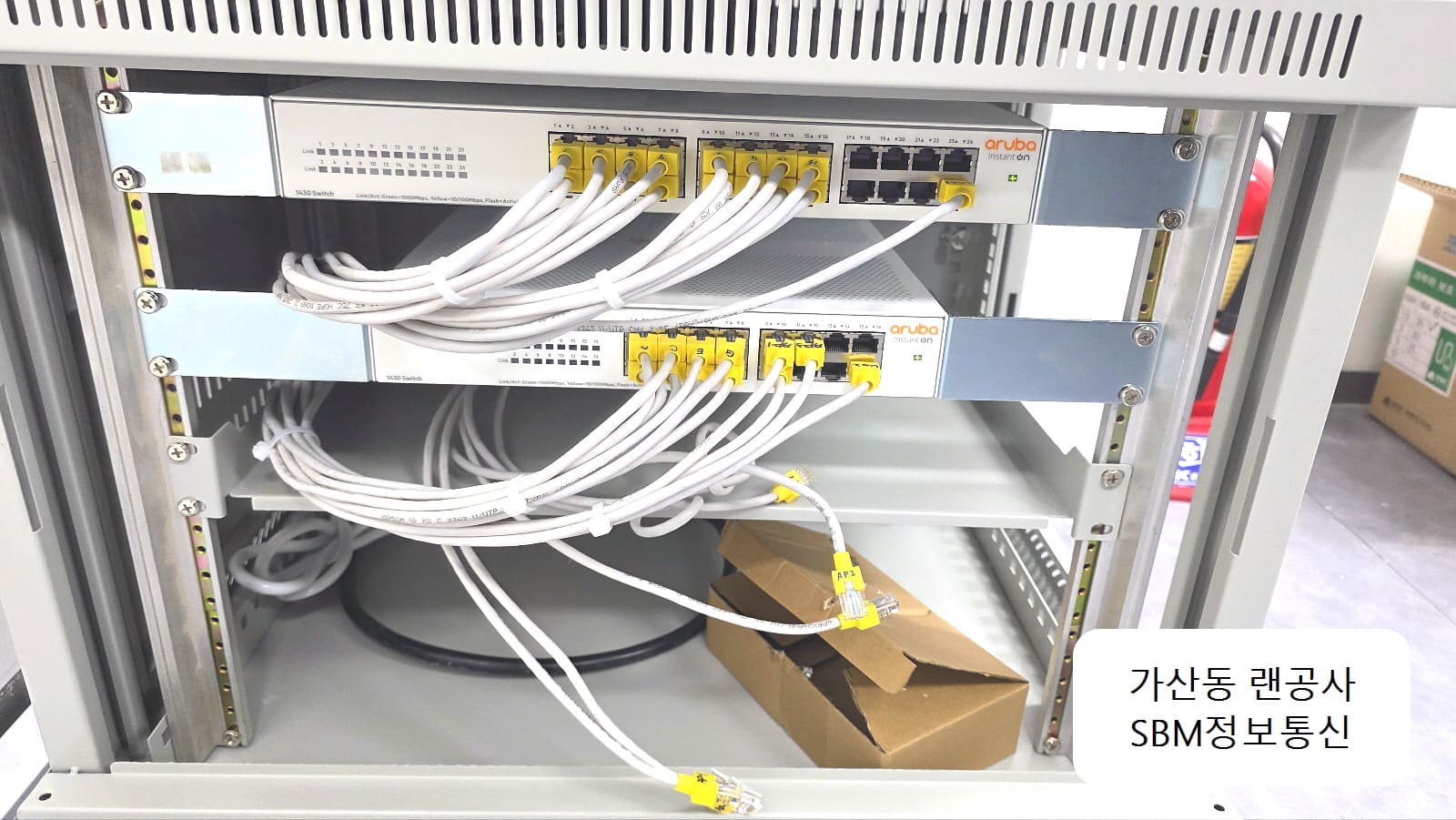 ▲ 안정성의 대명사, Aruba Instant On 스위치가 설치된 모습입니다.