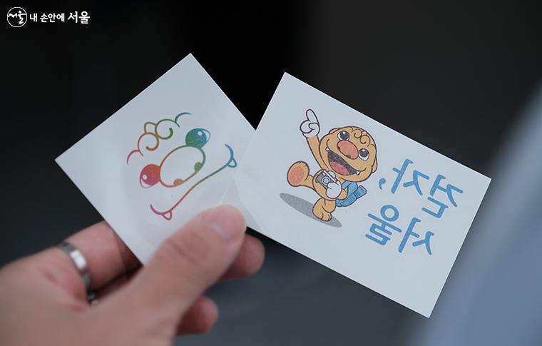 귀여운 해치가 그려진 타투 스티커를 손등, 팔에 붙여보는 즐거움도 있었다. ⓒ김아름