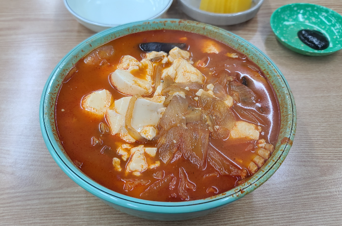 상대원맛집 산성궁 순두부짬뽕 내부 메뉴판 짜장면 제육덮밥