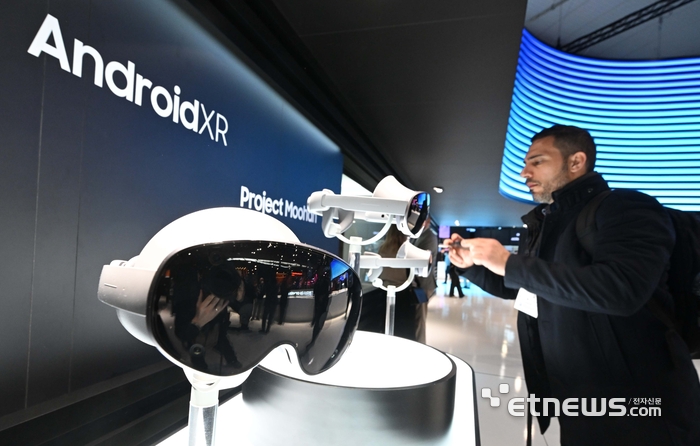 지난 3일(현지시간) 스페인 바르셀로나 피라 그란 비아에서 열 세계 최대 이동통신 박람회 MWC25(모바일 월드 콩그레스) 삼성전자 부스에서 관람객이 확장현실(XR) 헤드셋 '프로젝트 무한'을 살펴보고 있다.