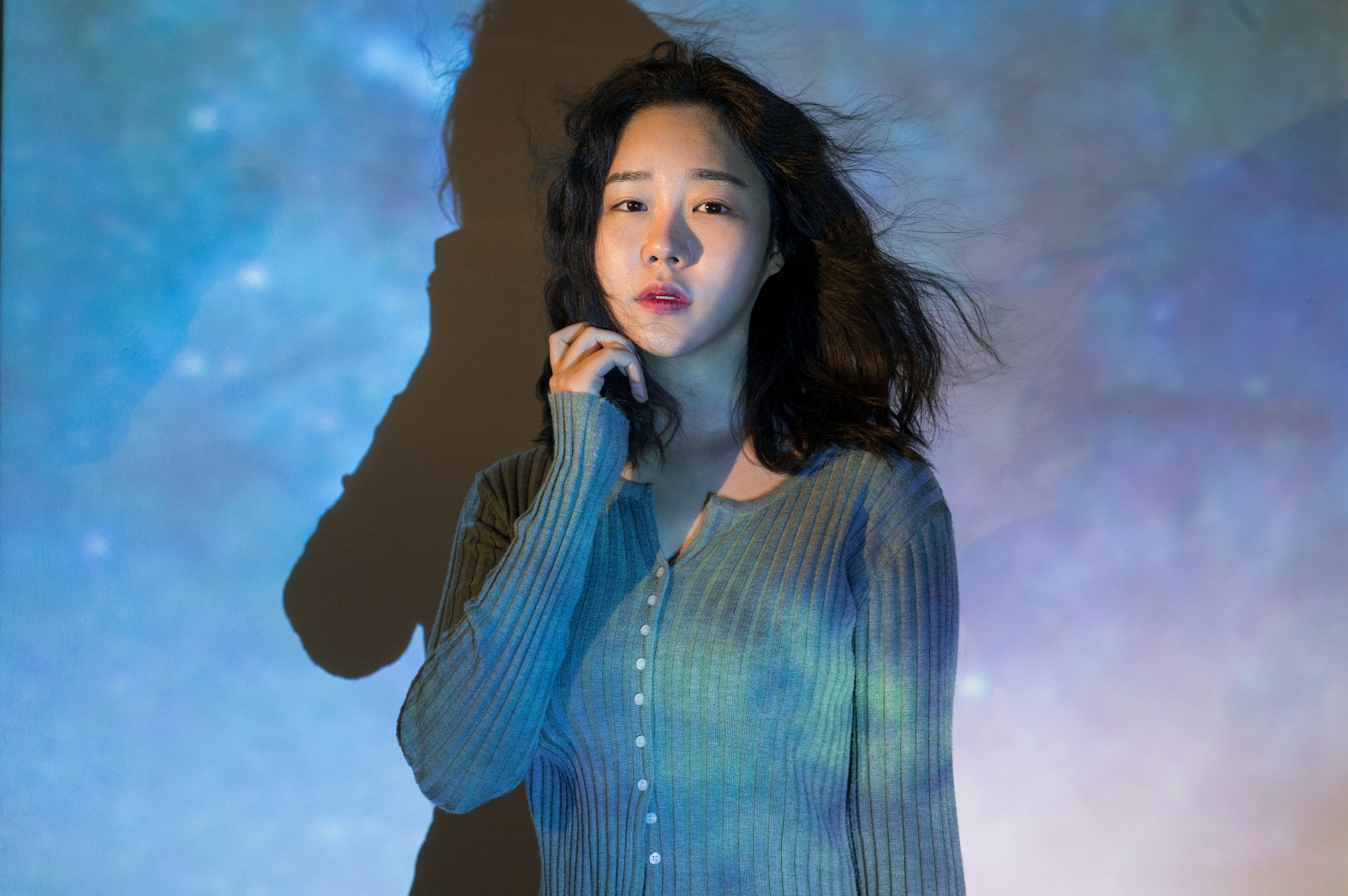 포즈를 취하는 모델